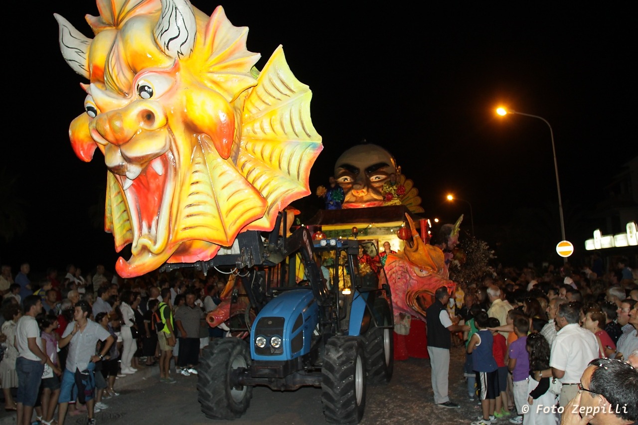 Carro allegorico del drago a Baraonda Summer