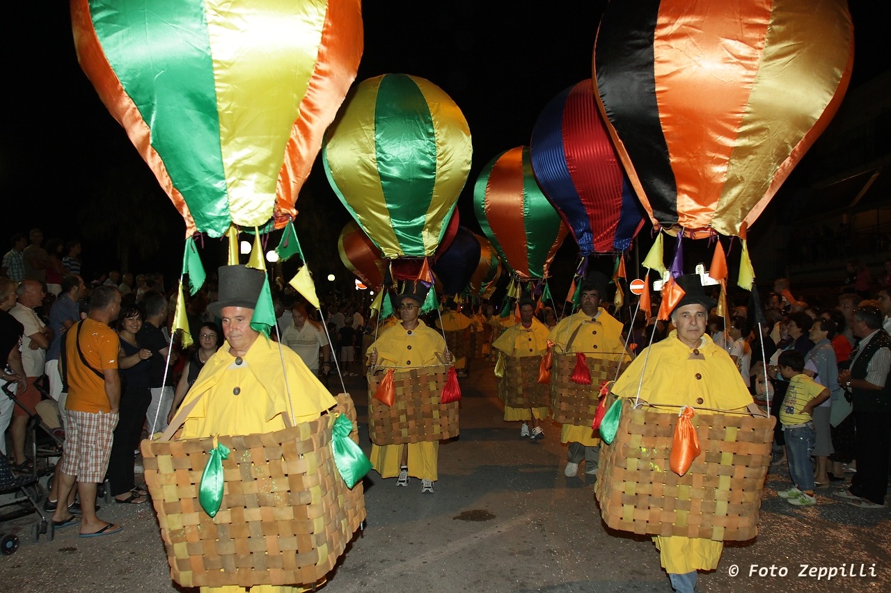 Gruppo mascherato con mongolfiere colorate