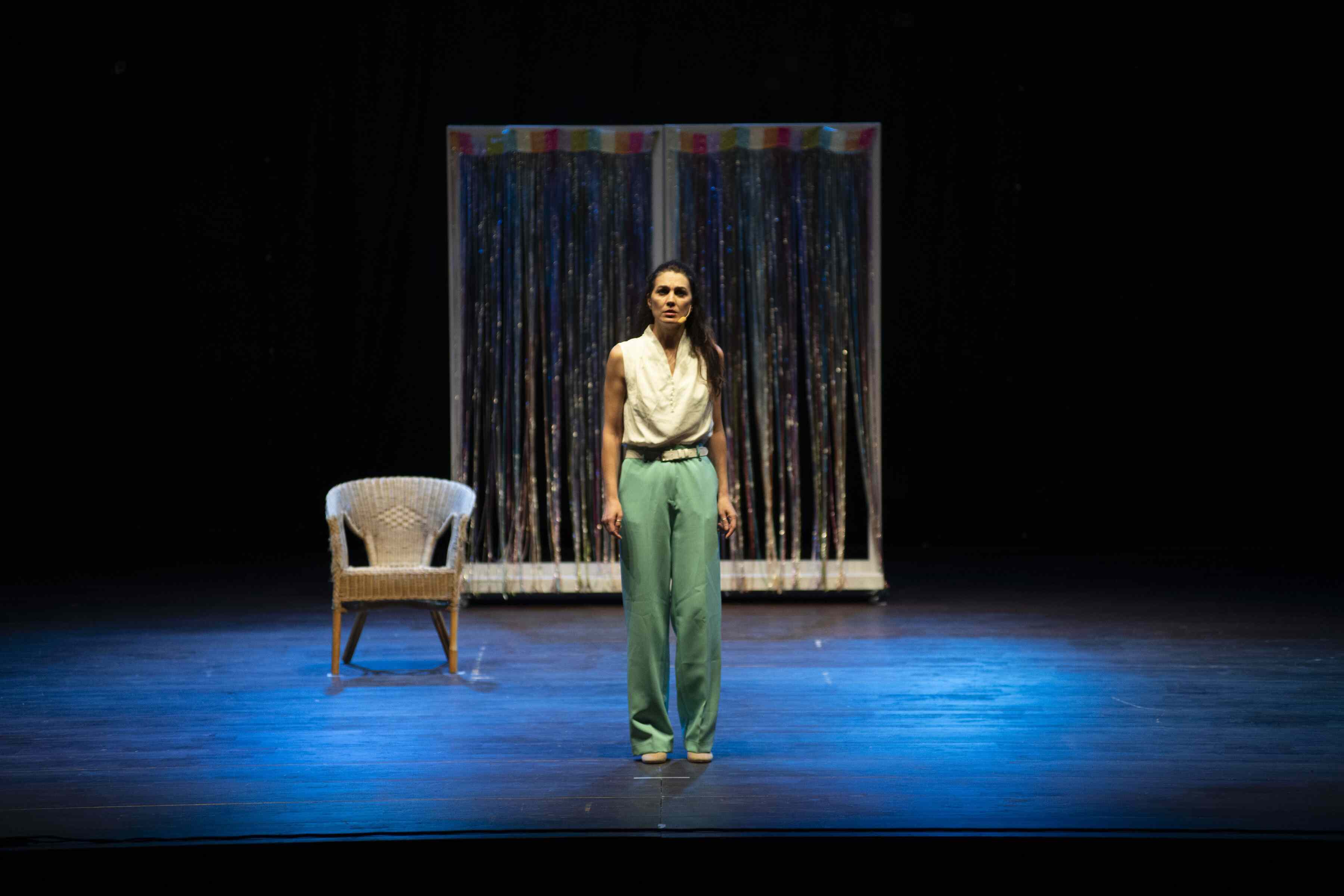 Molto Rumore per Nulla - Attrice in scena con pannello decorato