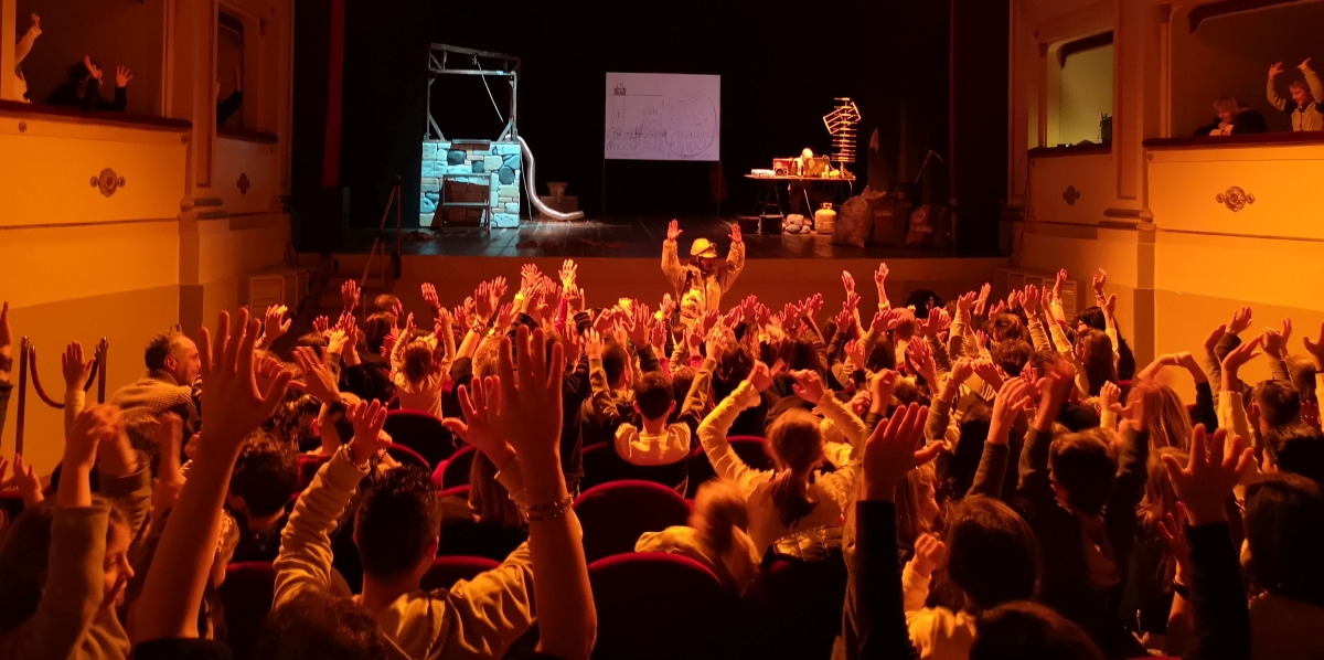 Pubblico con mani alzate durante lo spettacolo