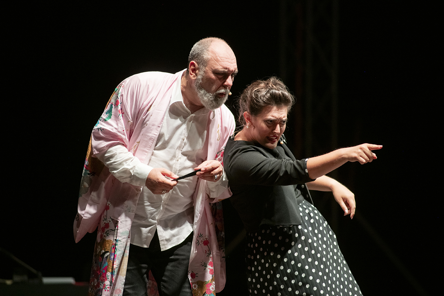 Troilo e Cressida - Pandaro in kimono floreale affianca Cressida che indica con gesto drammatico